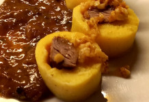 Ricette di selvaggina: filetti di capriolo in coperta di patate Ricette di selvaggina: filetti di capriolo in coperta di patate