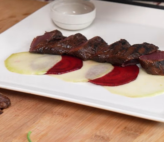 Tataki di capriolo: il video della ricetta di Selvaggina in tavola Tataki di capriolo video della ricetta di Selvaggina in tavola