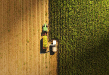 Una e Ab si confrontano sul regolamento europeo per il ripristino degli ambienti naturali Una e Ab si confrontano sul regolamento europeo per il ripristino degli ambienti naturali: dall'alto, agricoltore coltiva campo con trattore