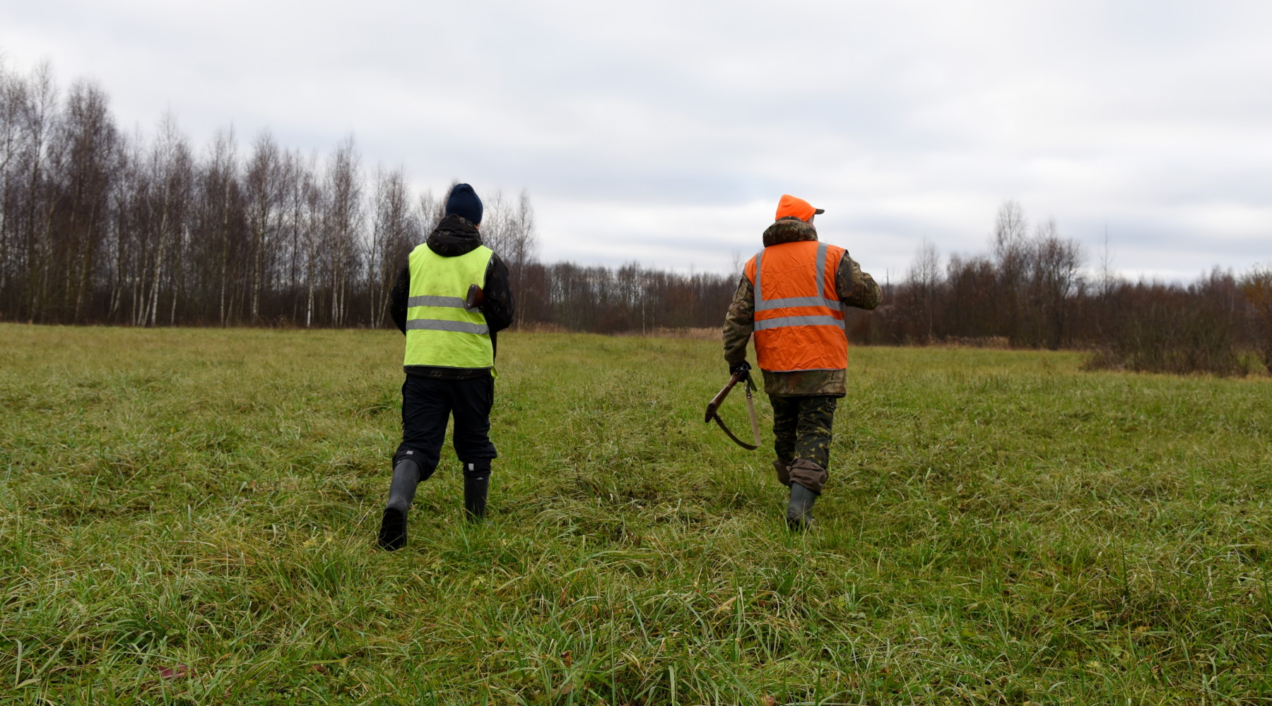 Buconi (Fidc): l’apertura della caccia è la risposta migliore a chi la combatte Buconi (Fidc): l’apertura della caccia è la risposta migliore a chi la combatte - di spalle due cacciatori in abbigliamento alta visibilità