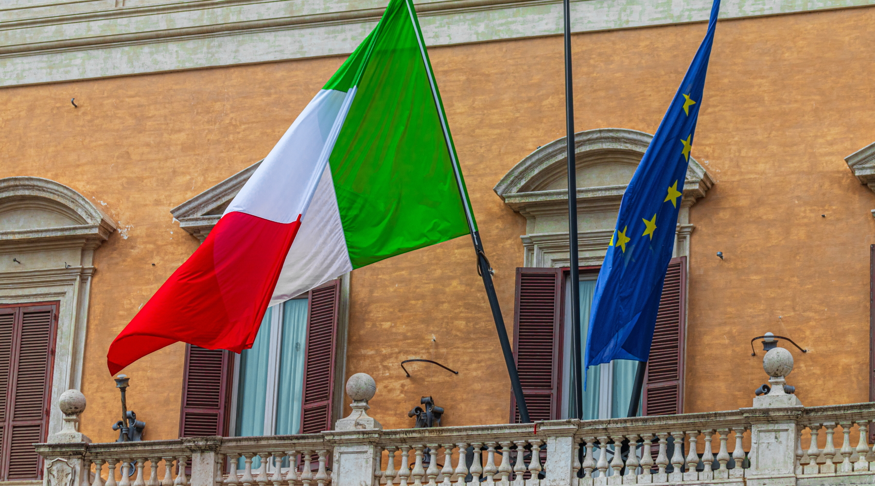 Questa settimana niente voto degli emendamenti alla riforma della legge sulla caccia Questa settimana niente voto degli emendamenti alla riforma della legge sulla caccia - bandiere Italia ed Europa