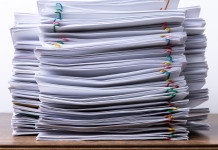La riforma della legge sulla caccia ancora fuori dal calendario delle commissioni La riforma della legge sulla caccia ancora fuori dal calendario delle commissioni - pila di documenti con emendamenti