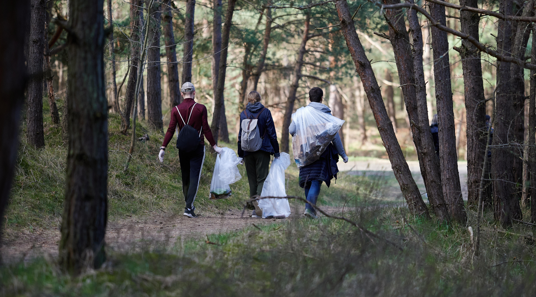 Pubblicato il 6° bilancio sociale della Federcaccia Pubblicato il 6° bilancio sociale della Federcaccia - tre persone di spalle portano l'immondizia via dal bosco