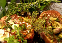 Braciole di cinghiale alla griglia aromatizzate alle erbe: la ricetta Braciole di cinghiale alla griglia aromatizzate alle erbe la ricetta