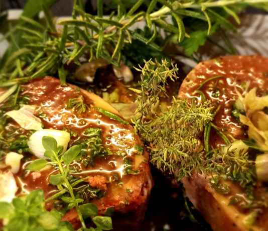 Braciole di cinghiale alla griglia aromatizzate alle erbe: la ricetta Braciole di cinghiale alla griglia aromatizzate alle erbe la ricetta