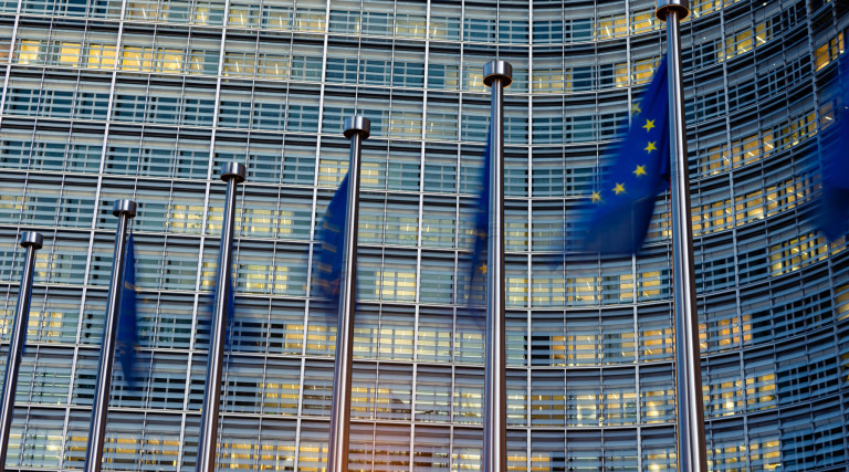 Per la cabina di regia la lettera della Commissione europea sulla riforma della legge 157/92 è «uno sgarbo istituzionale» - bandiere davanti a palazzo Berlaymont, sede della Commissione europea