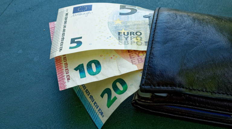 Sui fondi pubblici alle associazioni venatorie la cabina di regia contrattacca - portafoglio con banconote