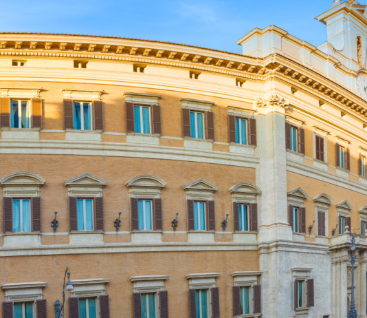 Mercoledì riprende la discussione del ddl caccia alla Camera Mercoledì riprende la discussione del ddl caccia alla Camera - Palazzo Montecitorio, sede della Camera dei deputati