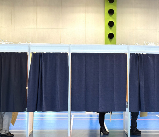 Ab contesta i sondaggi della Fondazione Capellino Ab contesta i sondaggi della Fondazione Capellino - elettori al voto in cabina